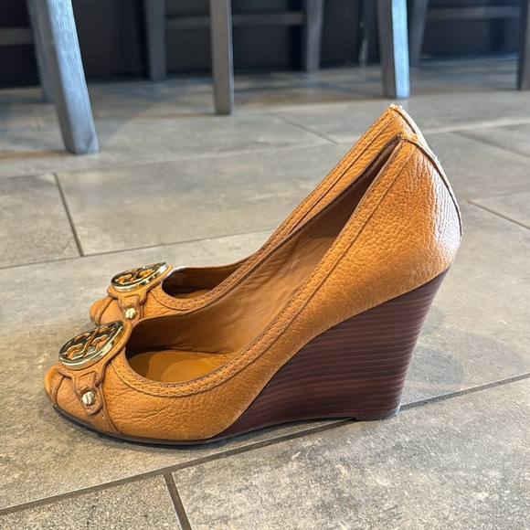 Tory Burch wedge heels, open peep toe. Emblem in great condition. - Picture 4 of 8